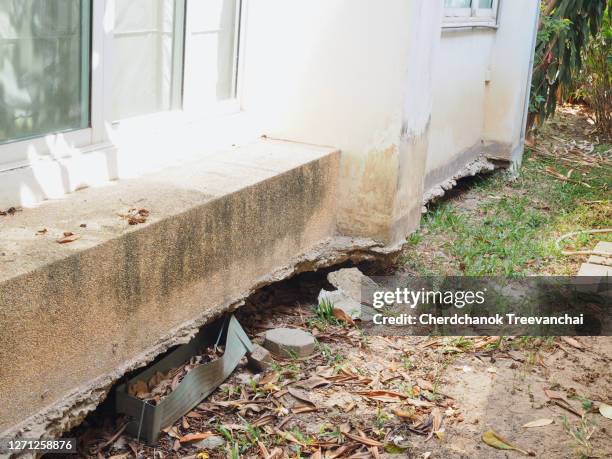 hole under the house subsidence, construction fail - foundation cracks stock pictures, royalty-free photos & images