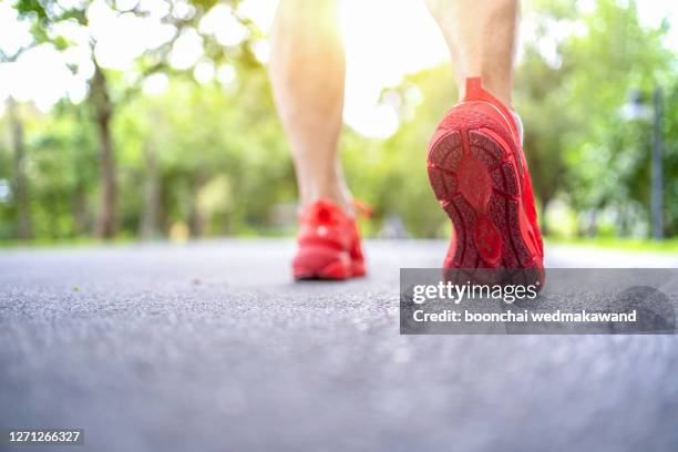 runner feet running on road closeup on shoe. - eleganter schuh stock-fotos und bilder