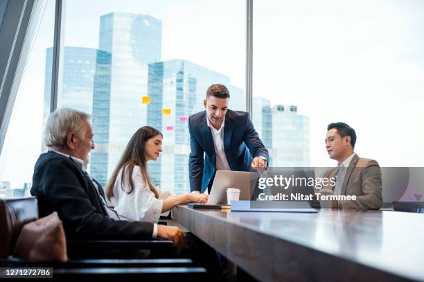 business brainstorming. business development manager giving ideas to business people at meeting in big conference room. global business, multi-ethnic professional teamwork. - dirigente di alto livello foto e immagini stock