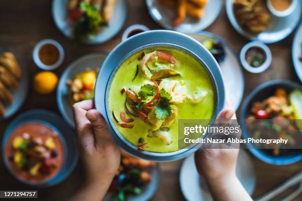 thai green seafood coconut curry. - serving dish foto e immagini stock