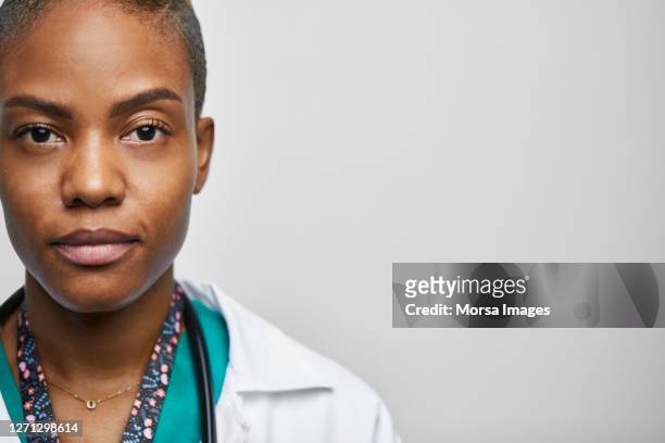 close-up portrait of young african america female doctor/nurse. - female doctor portrait stockfoto's en -beelden