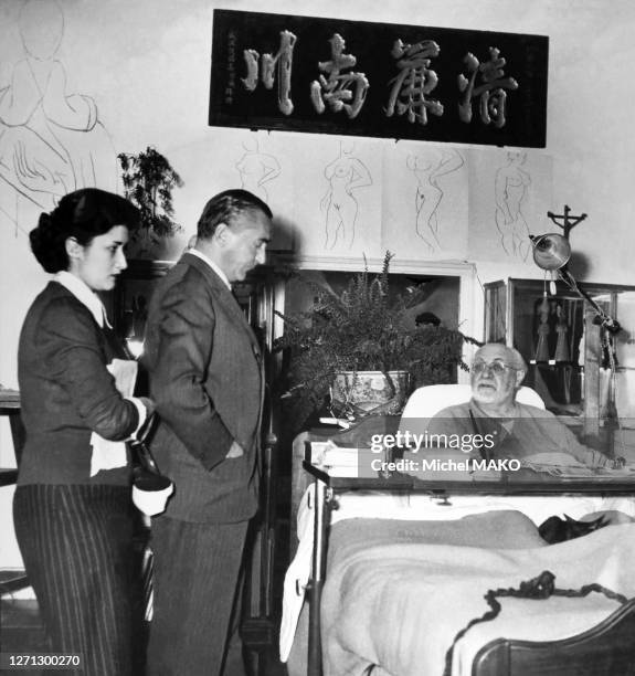 Henri Matisse alité, recoit l'écrivain Curzio Malaparte avec sa femme Bianca à Cimiez, en 1951.