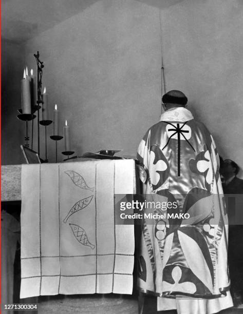 Cérémonie d'inauguration de la chapelle du Rosaire à Vence, 1951. Le prêtre porte une soutane peinte par Matisse.