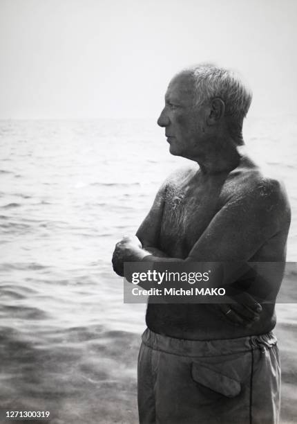 Pablo Picasso sur la plage de Golfe-Juan, France, en 1950.
