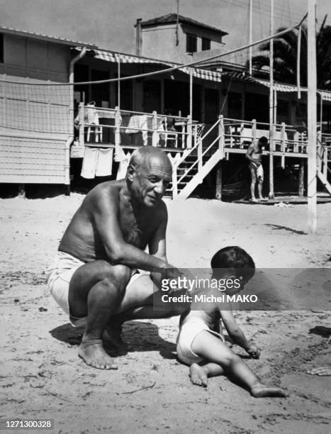 Pablo Picasso et son fils Claude, sur la plage de Golfe-Juan en 1950.