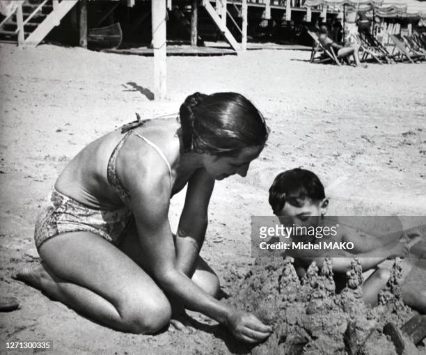 Françoise Gilot sur la plage de Golfe-Juan avec son fils Claude en juin 1950, .