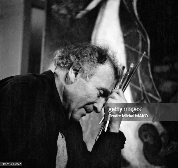 Marc Chagall en pleine reflexion dans son atelier en 1951.