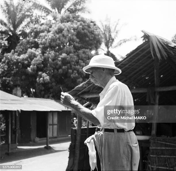 Le philosophe, physicien et théologien, Albert Schweitzer, à Lambaréné au Gabon. 1957.