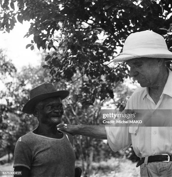 Le philosophe, physicien et théologien, Albert Schweitzer, à Lambaréné au Gabon. 1957.