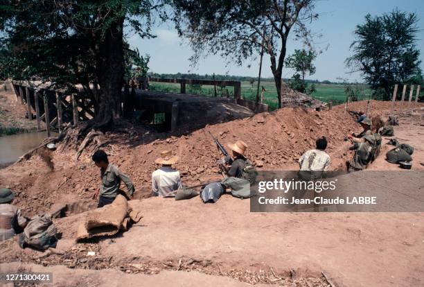 Les paysans contribuent à la construction des tranchées sur le front vietnamien en février 1978 au Cambodge.