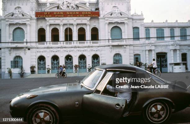 Voiture de luxe devant le siège du Comité Populaire d'Hô-Chi-Minh-Ville, en 1978, Viêt Nam.