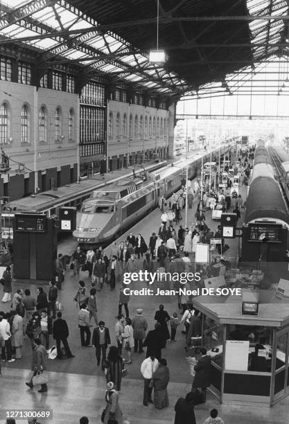 Dans la gare de Marseille-Saint-Charles, circa 1980, dans les Bouches-du-Rhône, France.