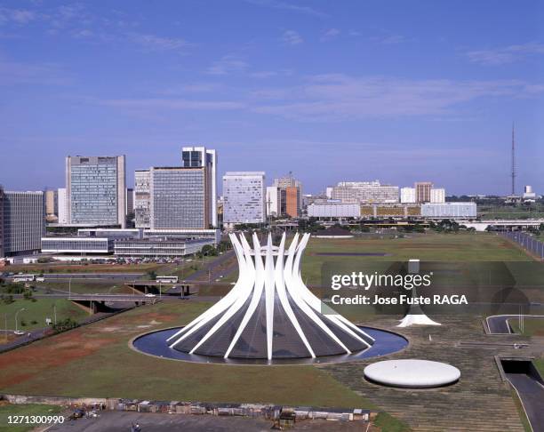 La cathédrale métropolitaine Notre-Dame-de-l'Apparition de Brasilia, construite par Oscar Niemeyer, circa 1990, Brésil.