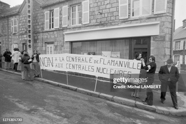 Manifestation pour protester contre la construction d'une centrale nucléaire à Flamanville, le 13 avril 1975.