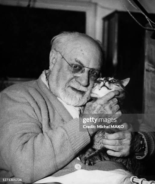 Henri Matisse, chez lui avec son chat, 1951.