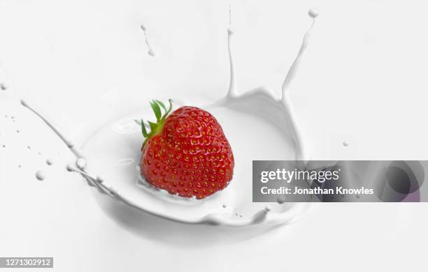 strawberry splashing in yogurt - strawberry and cream stock-fotos und bilder