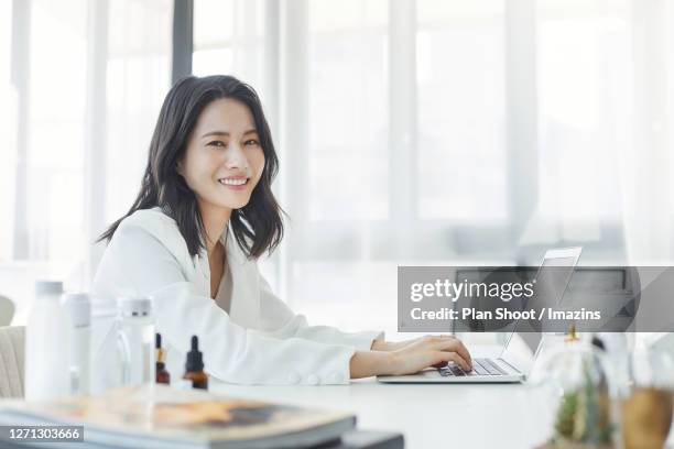 a business woman working - scrittura coreana foto e immagini stock