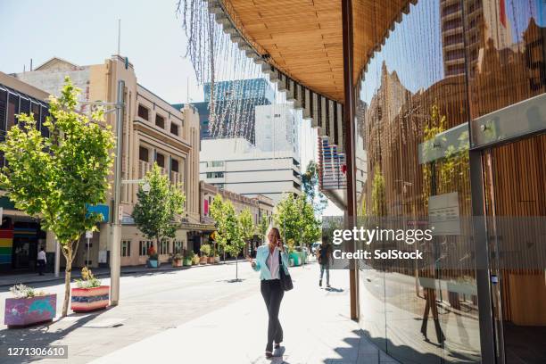 caminar y hablar - perth australia fotografías e imágenes de stock