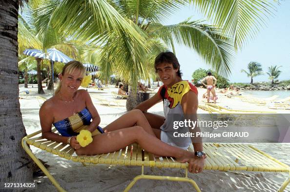 Evelyne Leclercq Et Son Ami En Vacances Sur Une Plage En Juin 1986 En evelyne-leclercq-et-son-ami-en-vacances-sur-une-plage-en-juin-1986-en