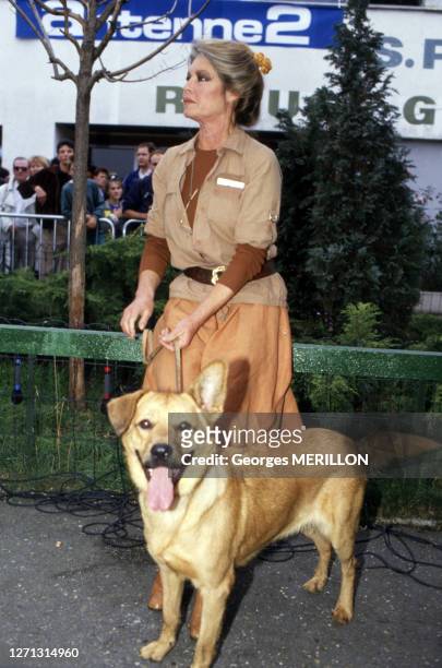 Brigitte Bardot lance un refuge SPA à Gennevilliers lors de l'émission télévisée 'Entre chien et loup' en octobre 1987 à Gennevilliers, France