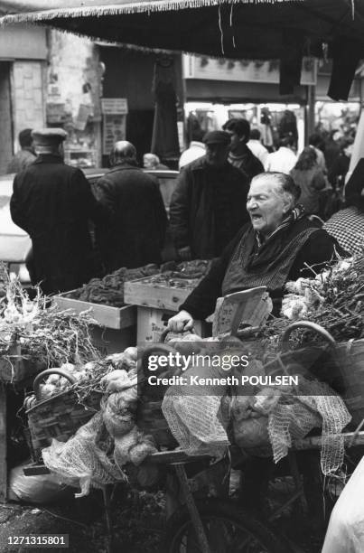 Marchande de légumes sur le marché de Montesanto à Naples, en 1986, Italie.