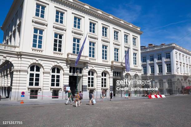 square place royale and magritte museum in brussels - magritte museum stock pictures, royalty-free photos & images