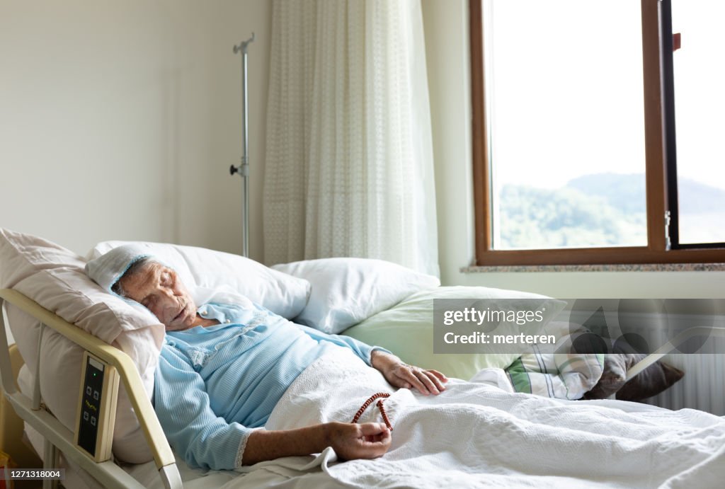Famele senior fell asleep while praying