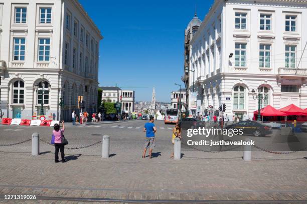 tourists and a couple on square place royale in brussels - magritte museum stock pictures, royalty-free photos & images