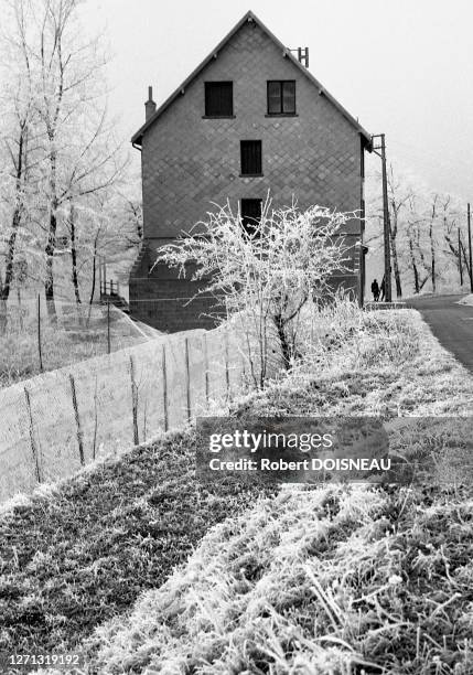 Maison avec une forme de visage en de?cembre 1957, France