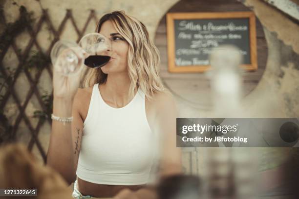 donna degusta un bicchiere di vino chianti in toscana - bicchiere stock pictures, royalty-free photos & images