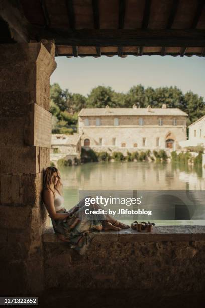 donna si rilassa a bagno vignoni - donna elegante stock-fotos und bilder