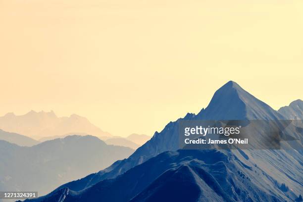 alpine ridge line, augstmatthorn, switzerland - ridge - fotografias e filmes do acervo