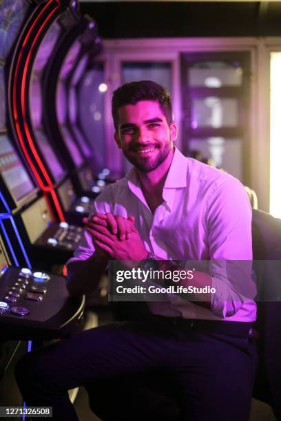 jovem em um cassino - amusement arcade - fotografias e filmes do acervo