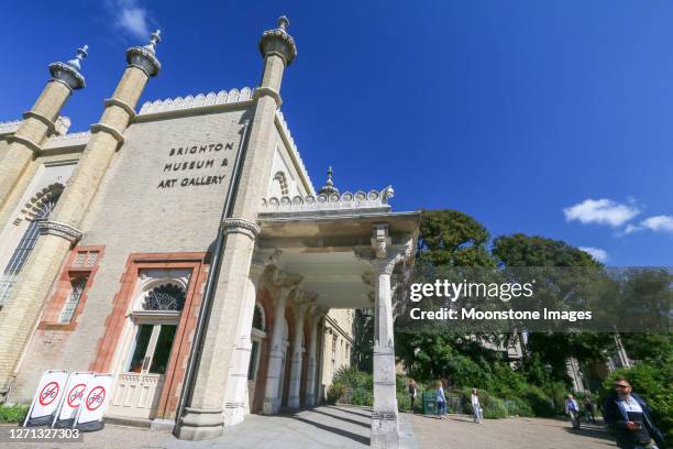 brighton museum & art gallery in east sussex, england - kolonnade stock-fotos und bilder