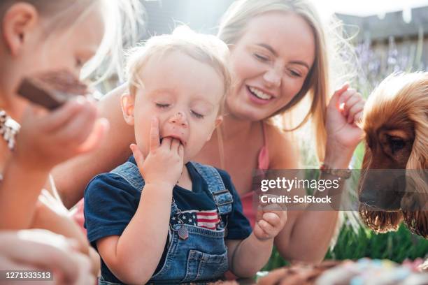 ik hou van cake! - life event stockfoto's en -beelden