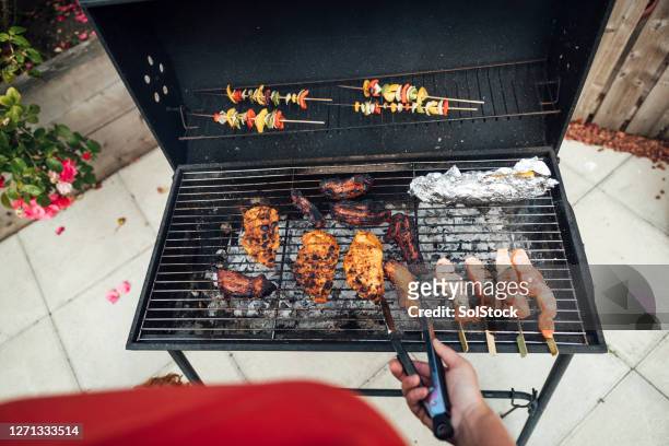 grillen auf dem grill - bbq chicken stock-fotos und bilder