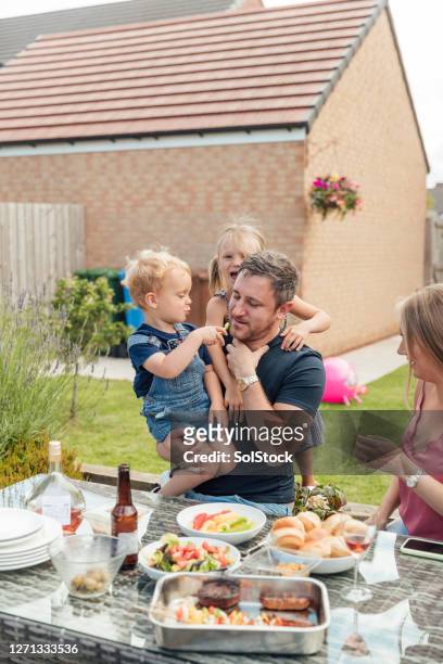 familj äta utomhus - garden brunch bildbanksfoton och bilder