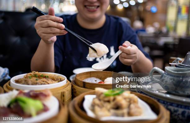 asian woman enjoy guangdong dimsum - 箸 ストックフォトと画像