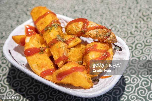 deep fried potato wedge with herb and ketchup - patatas bravas bildbanksfoton och bilder