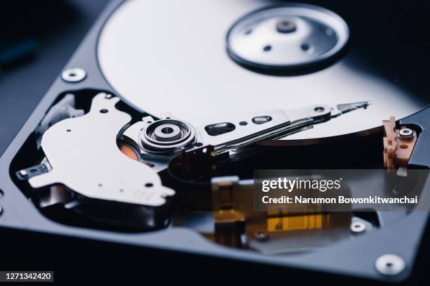 the inside of the hard drive - hard drive stockfoto's en -beelden