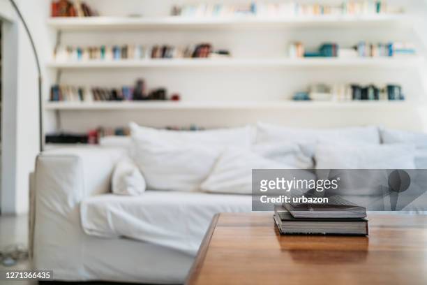 gezellige woonkamer - coffee table books stockfoto's en -beelden