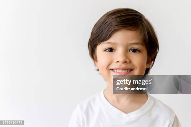 retrato de un niño latinoamericano feliz sonriendo - niño cuatro años fotografías e imágenes de stock