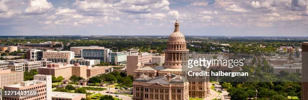 panorama-aufnahme von texas state capitol und downtown austin - texas state capitol stock-fotos und bilder