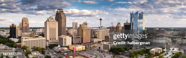 skyline van san antonio, texas - san antonio stockfoto's en -beelden