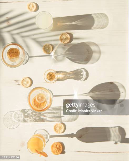 vlakke lay van glazen en koppen in ruw licht - food flatlay stockfoto's en -beelden