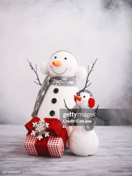 leuke achtergrond van kerstmis met sneeuwpoppen en gift in heldere het plaatsen - funny christmas gift stockfoto's en -beelden