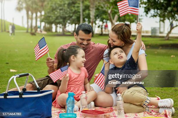 マイアミパブリックパークでの愛国的なヒスパニックファミリーピクニック - 4th of july picnic ストックフォトと画像