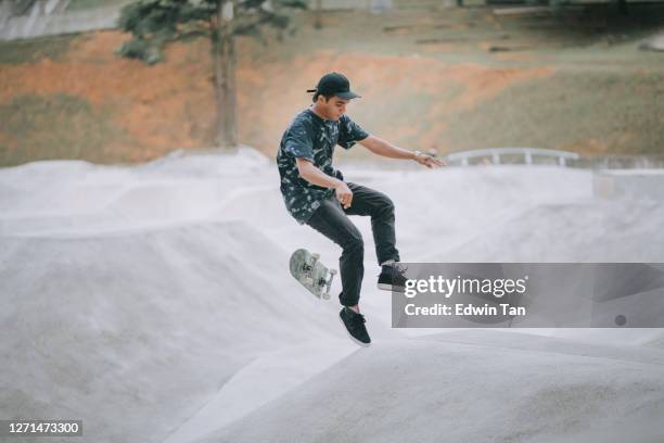 asiatischer skateboarder in aktion - skate fail stock-fotos und bilder