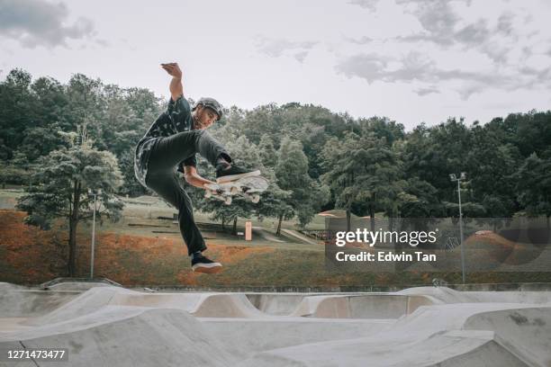 asiatischer skateboarder in aktion - skate fail stock-fotos und bilder