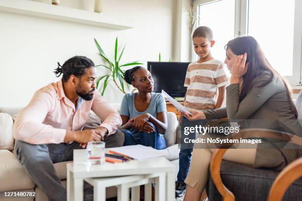 familia en una sesión de terapia de salud mental - assistente social fotografías e imágenes de stock